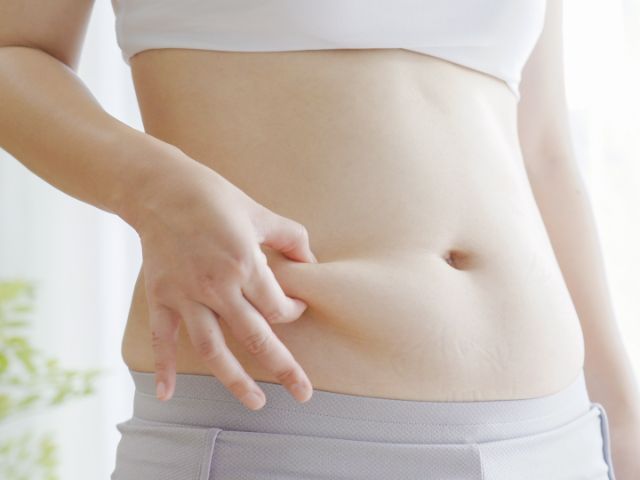 お腹の肉をつまんでいる様子